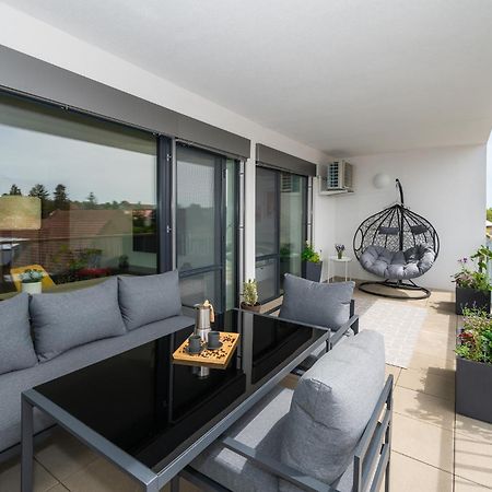 Fully Equipped Apartments With Terraces, Free Garage Parking, Netflix & Ac - By Apartmany Slapanice Cz 外观 照片