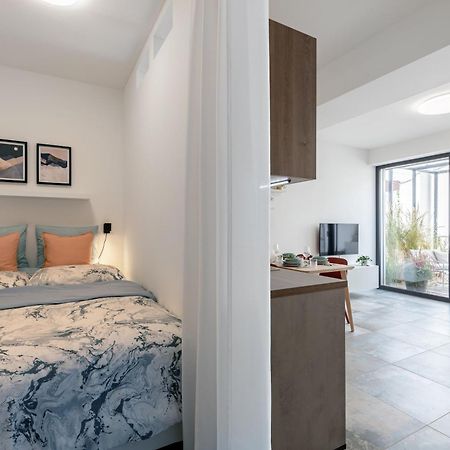 Fully Equipped Apartments With Terraces, Free Garage Parking, Netflix & Ac - By Apartmany Slapanice Cz 外观 照片