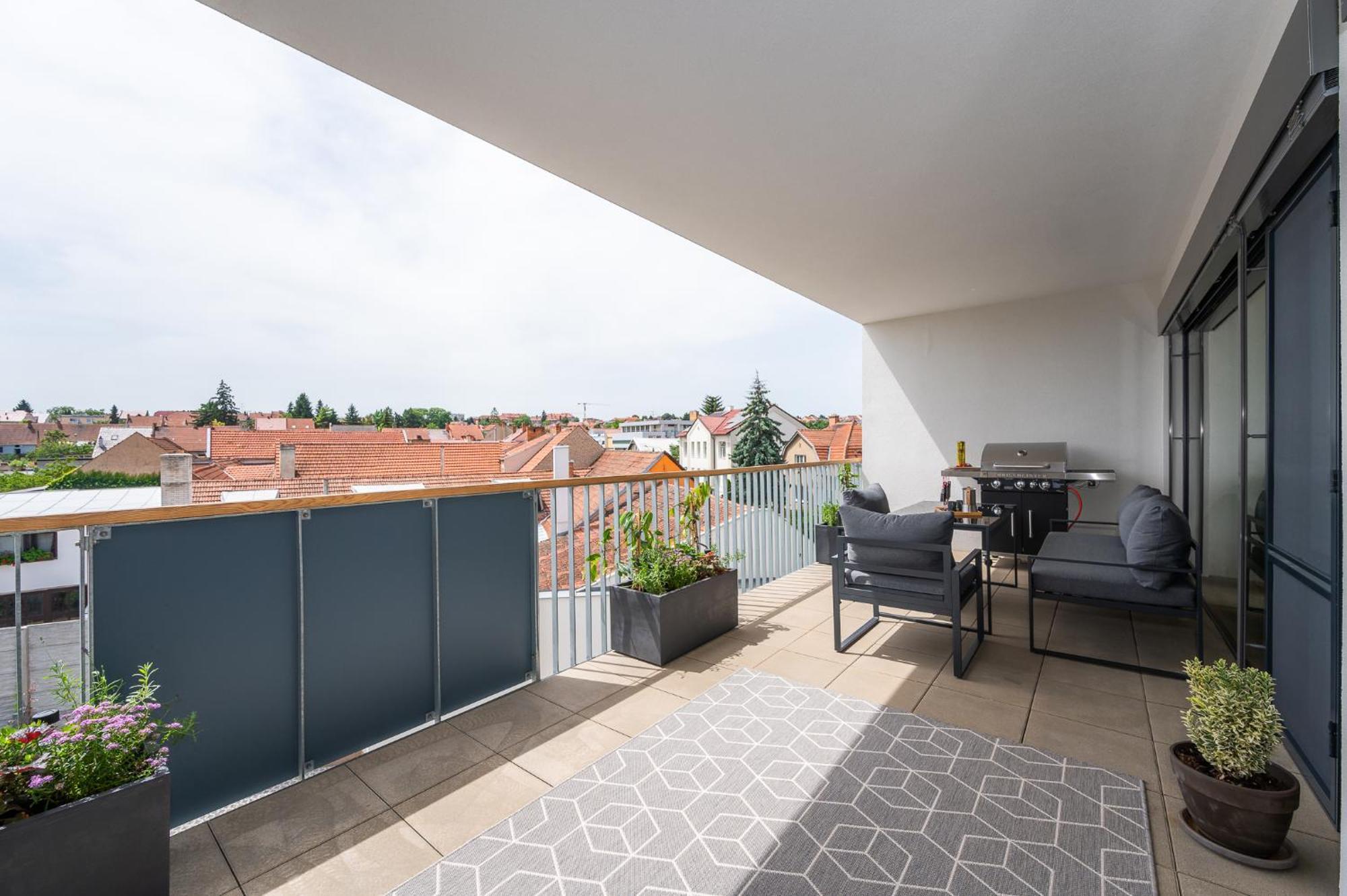 Fully Equipped Apartments With Terraces, Free Garage Parking, Netflix & Ac - By Apartmany Slapanice Cz 外观 照片
