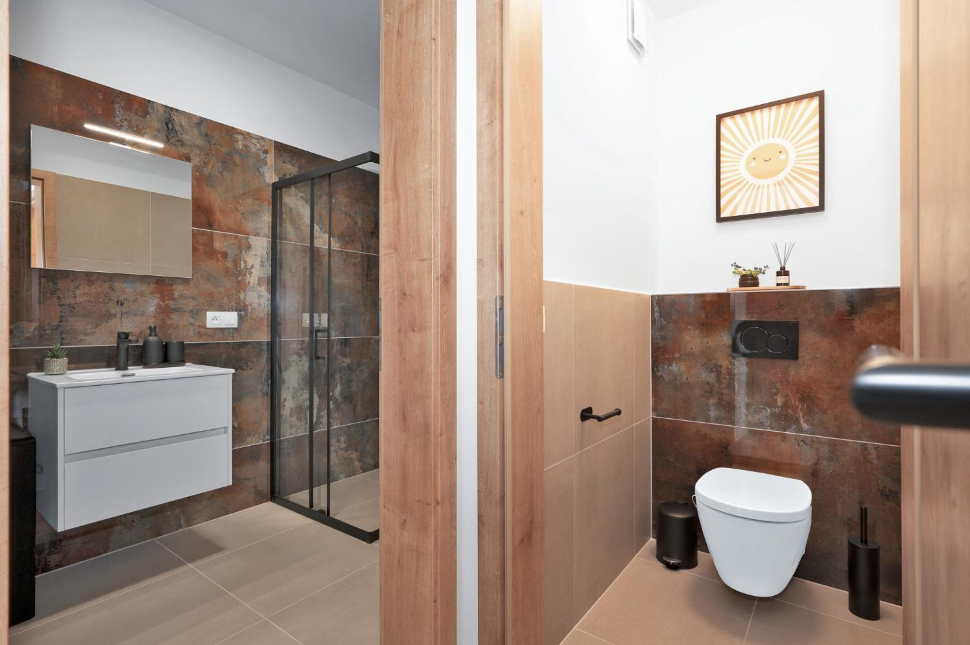 Fully Equipped Apartments With Terraces, Free Garage Parking, Netflix & Ac - By Apartmany Slapanice Cz 外观 照片