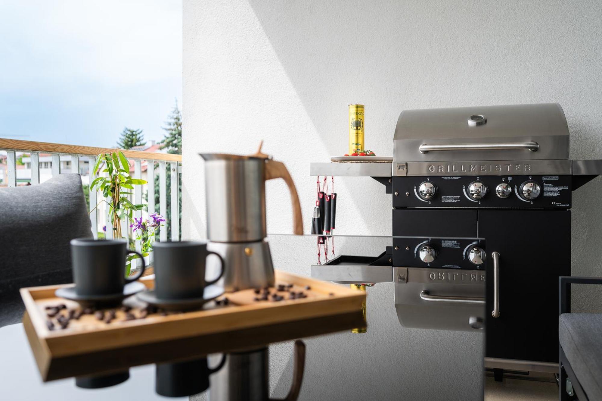 Fully Equipped Apartments With Terraces, Free Garage Parking, Netflix & Ac - By Apartmany Slapanice Cz 外观 照片