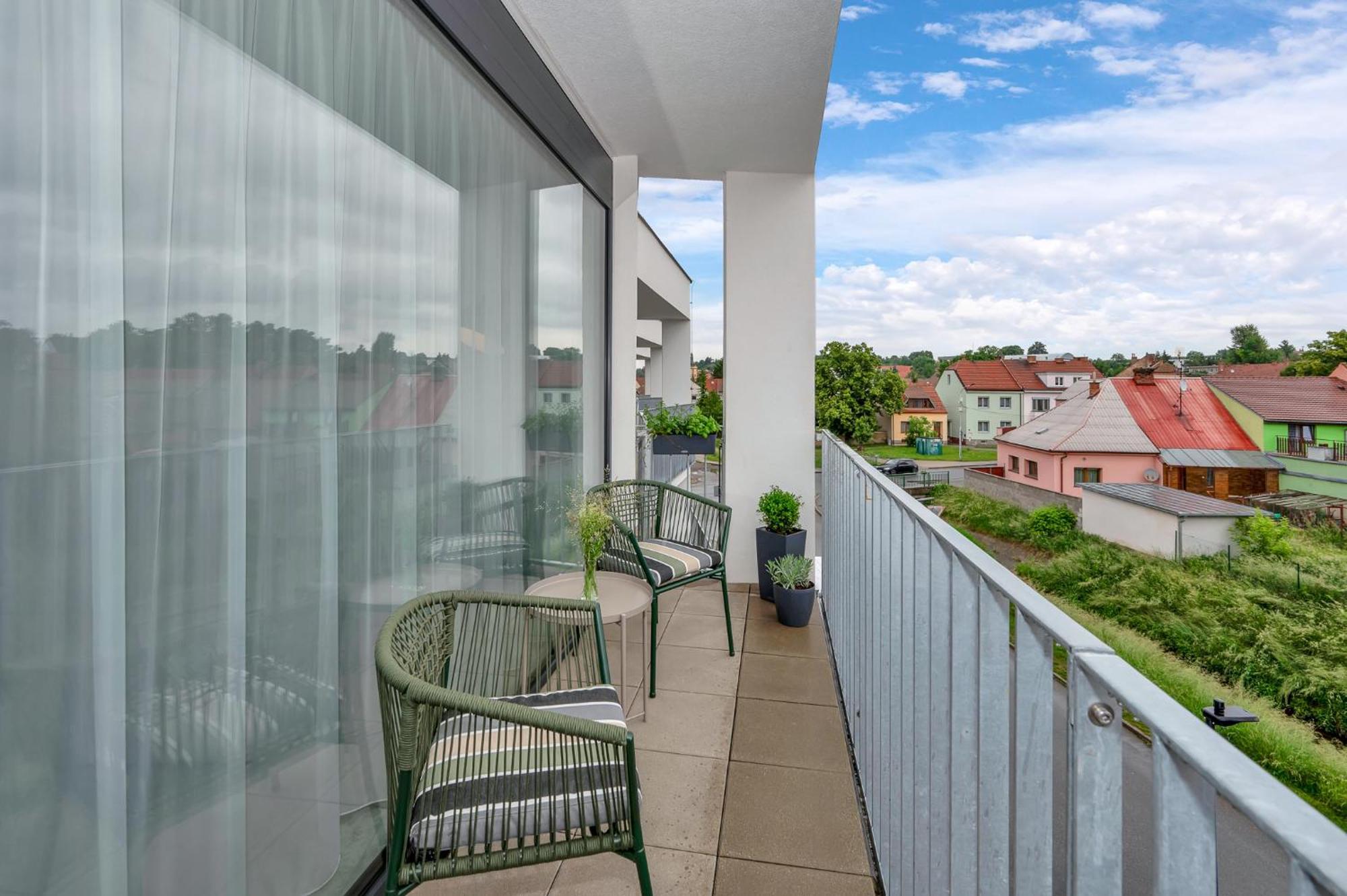 Fully Equipped Apartments With Terraces, Free Garage Parking, Netflix & Ac - By Apartmany Slapanice Cz 外观 照片
