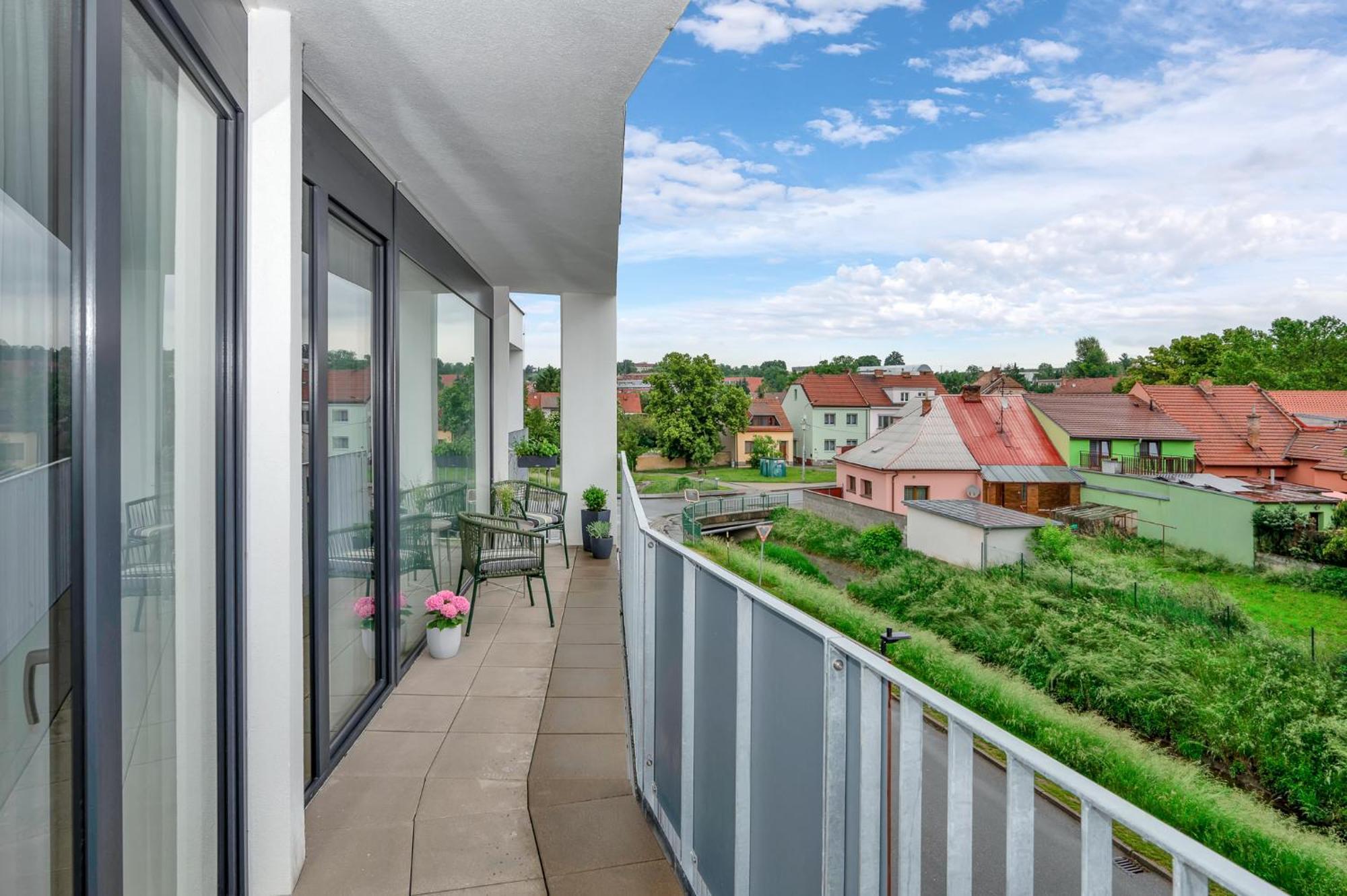 Fully Equipped Apartments With Terraces, Free Garage Parking, Netflix & Ac - By Apartmany Slapanice Cz 外观 照片