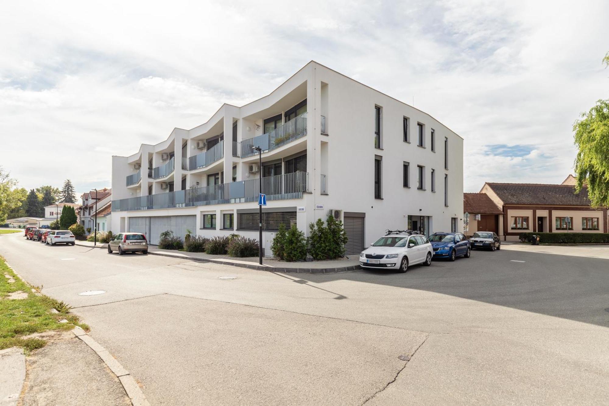 Fully Equipped Apartments With Terraces, Free Garage Parking, Netflix & Ac - By Apartmany Slapanice Cz 外观 照片